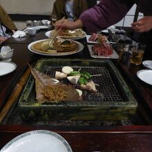 夕食の戦国料理。炭火焼です