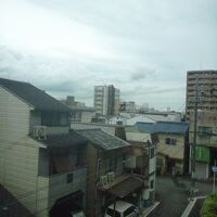 客室の窓からは周辺の住宅が見えます。