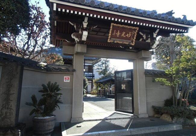 本堂は水害防止のため床を高くしてあります