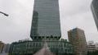 桜通口側の駅前広場整備のために撤去予定