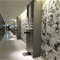 地下の気泡アートの壁