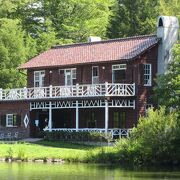 軽井沢タリアセンの塩沢湖畔に建っています