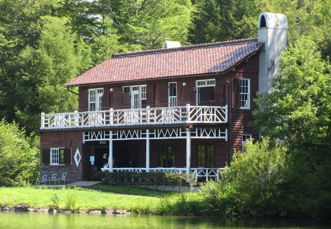 軽井沢タリアセンの塩沢湖畔に建っています