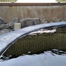 真っ黒い飯岡温泉で、狭いが露天風呂もある