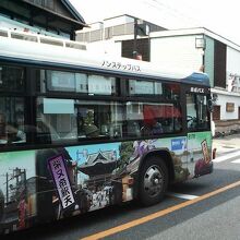 沿線の観光名所をデザインしたバスが楽しげでした