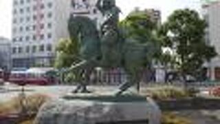 駅前にある銅像。