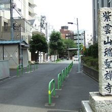 白金台駅を出るとすぐに碑が建っています