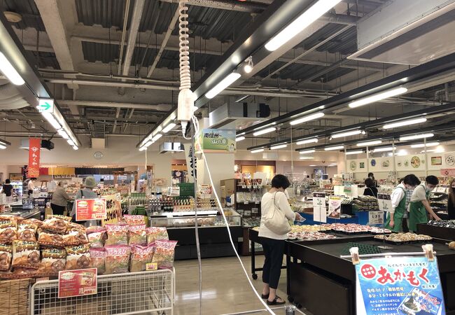 地元の新鮮な生鮮品がいっぱい