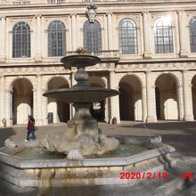 建物の前庭にあった噴水