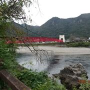 長良川に掛かる赤い橋