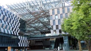 アオーレが閉まっていてもコンビニに人が集まります