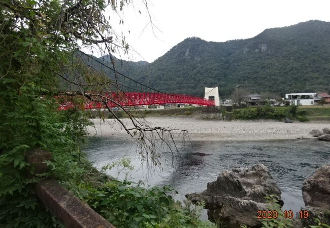 長良川に掛かる赤い橋