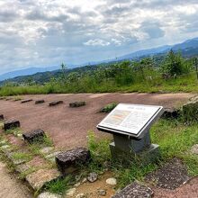 武器蔵の礎石や縁石は当時のまま