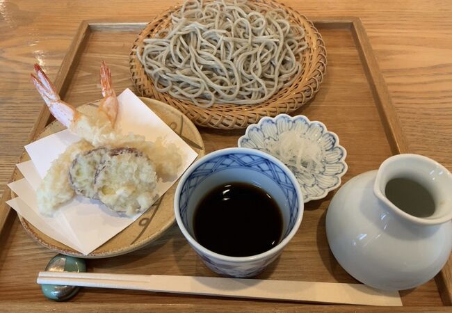 店内はオシャレで、蕎麦屋とは思えない!