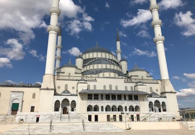 4つのミナレットを持った巨大なモスク