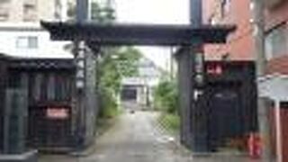 「蔵」のような雰囲気のお寺です。