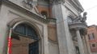 クイリナーレ通りを挟んでクイリナーレ庭園の南側に