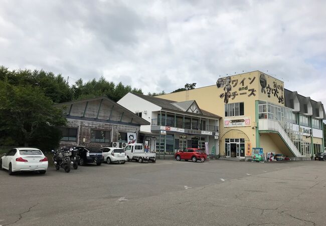 大きな売店とレストラン