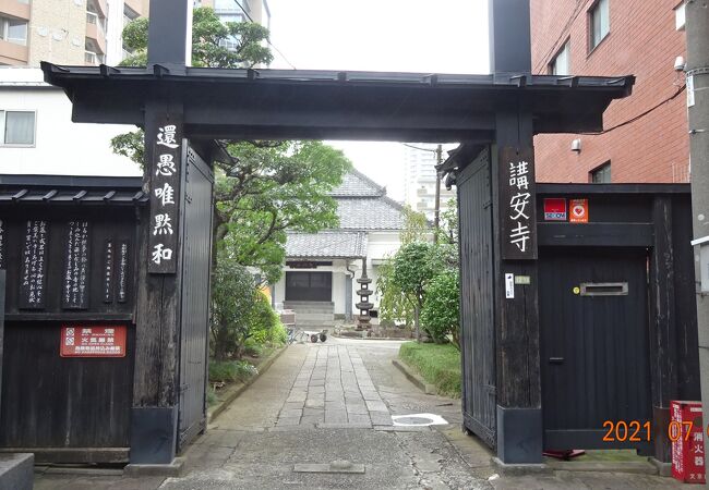 「蔵」のような雰囲気のお寺です。