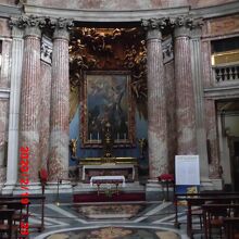 赤い大理石で仕切られた有名なアプシス