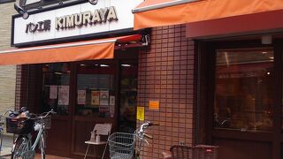 店の前に自転車が並んでいます