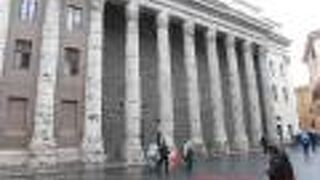 見事な11本のコリント式の長い柱