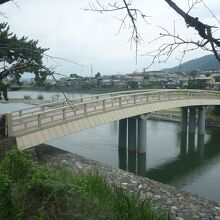 ゆったりと流れる「宇治川」の畔にあります。