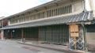 江戸末期に建てられた、釜場の塗籠に特徴のある家屋