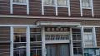 クランク道の角にある