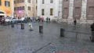 アドリアーノ神殿北側に東西に広がる横長の広場