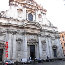 サンティニャツィオ広場のメイン建物はサンティニャツィオ教会