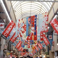 にぎやかな魚の棚商店街です。