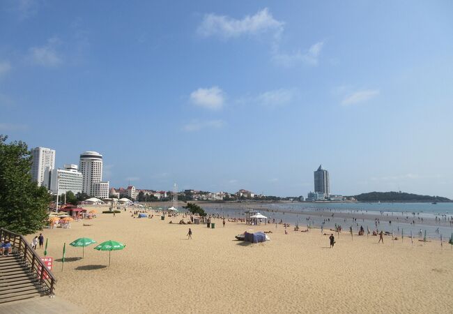 残暑の厳しい時に訪問したので、大勢の海水浴客で賑わっていました。