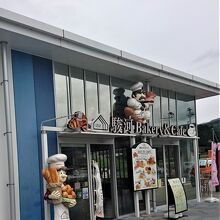 賑やかな出入口