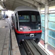 那覇空港駅、かわいらしい電車