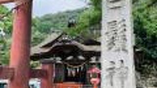 琵琶湖に浮かぶ大鳥居が有名な　近江最古の大社