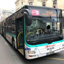 ロワシーバスの車体の写真。前から乗車