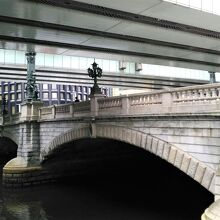 日本橋は、日本橋川、諸街道、首都高と、３つの重要な輸送の要