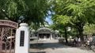 今は緑豊かな公園