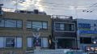 電柱などにウルトラマンのモチーフがある商店街