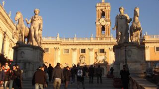 小高い丘の上にある広場でミケランジェロ設計と言われている