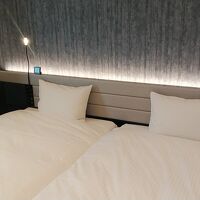 右のベッドは壁についていて使いにくい