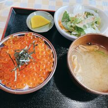 イクラ丼サラダ・味噌汁付き1,100円