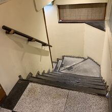 地下にあります