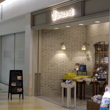 国際線との連絡通路の新しいお店