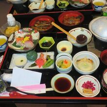 部屋で頂いた夕食、松花堂弁当風の御膳