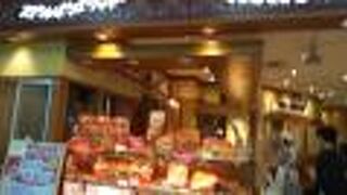 通路際にあり、買い物にべんりです