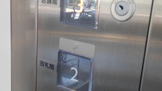 外からはエレベーター利用で