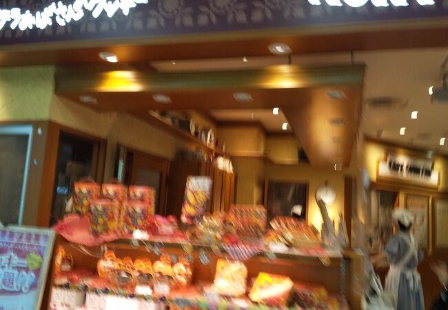 通路際にあり、買い物にべんりです