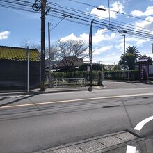 大きい道路を渡ってちょっと右の水路沿いの細い道へ